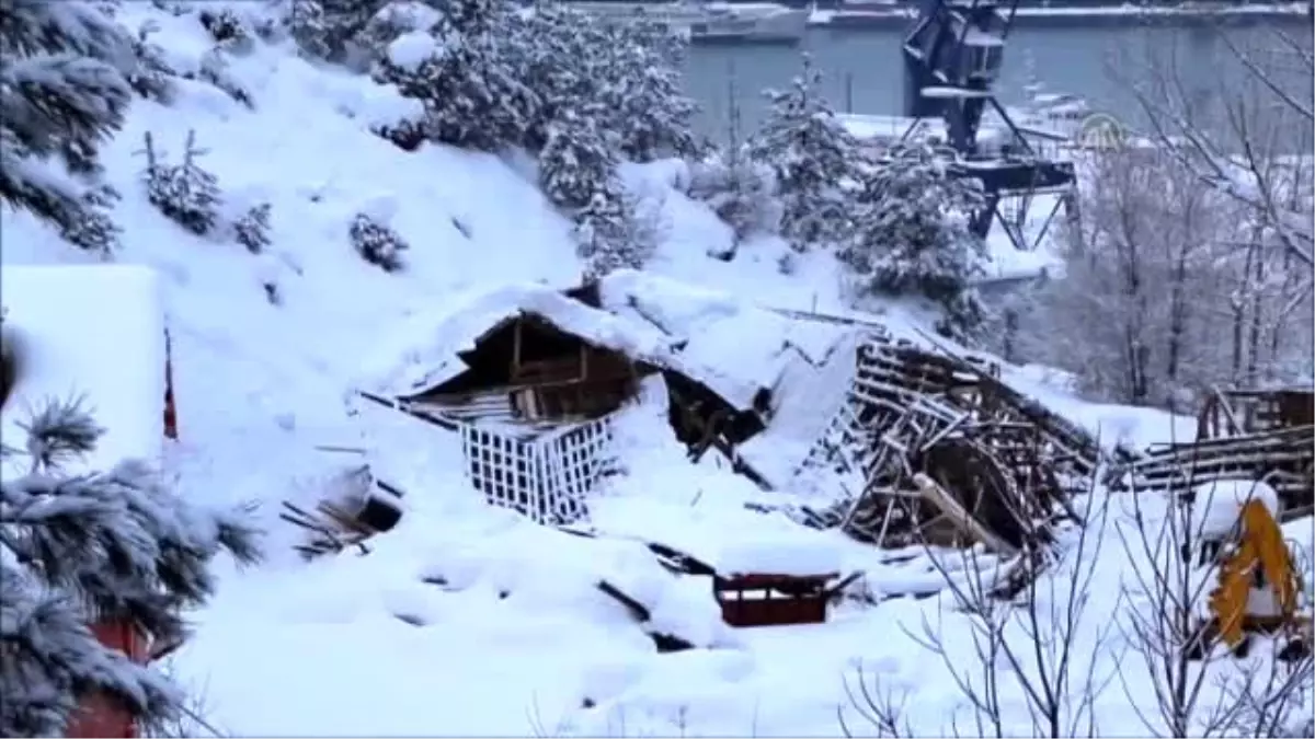 Kar Yağışı Çatıları Yıktı