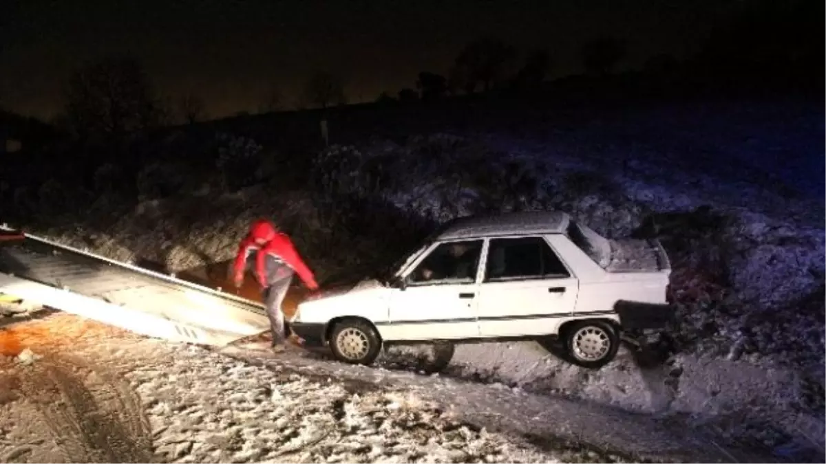 Kar Yağışıyla Gelen Trafik Kazası: 4 Yaralı