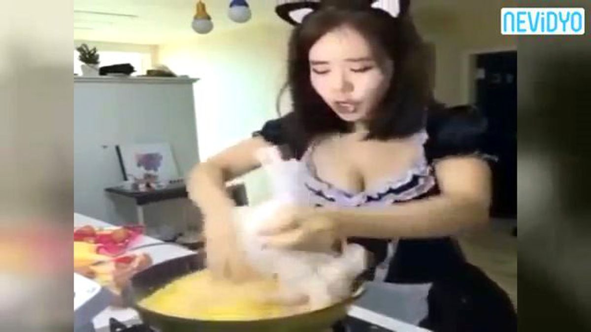 Koreli Kız Yine Mide Bulandırdı! (+18)