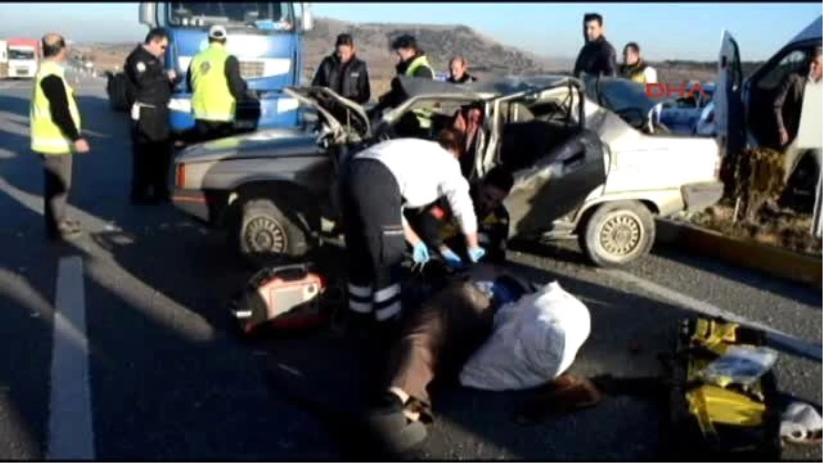 Manisa Minibüsle Otomobil Çarpıştı 1 Ölü 3, Yaralı