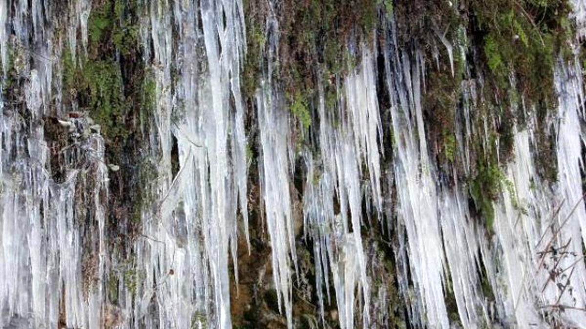 Ordu\'da Soğuk Hava Buz Sarkıtları Oluşturdu