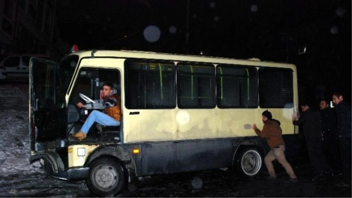Yolcuların Minibüsü Kurtarma Girişimi Efsanevi Filmi Hatırlattı