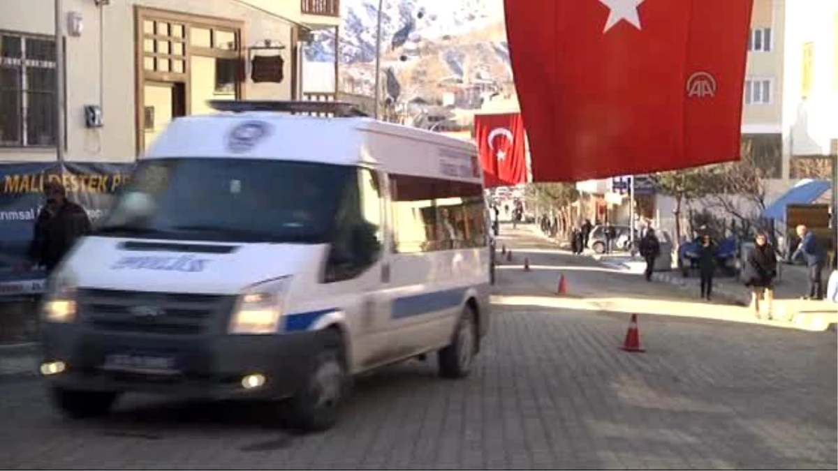 Şehit Özel Harekat Polisi Orhan Dilekçi\'nin Naaşı Toprağa Verildi