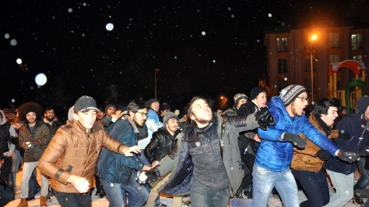 Üniversite Öğrencilerinin Kar Topu Savaşı İlginç Görüntüler Oluşturdu