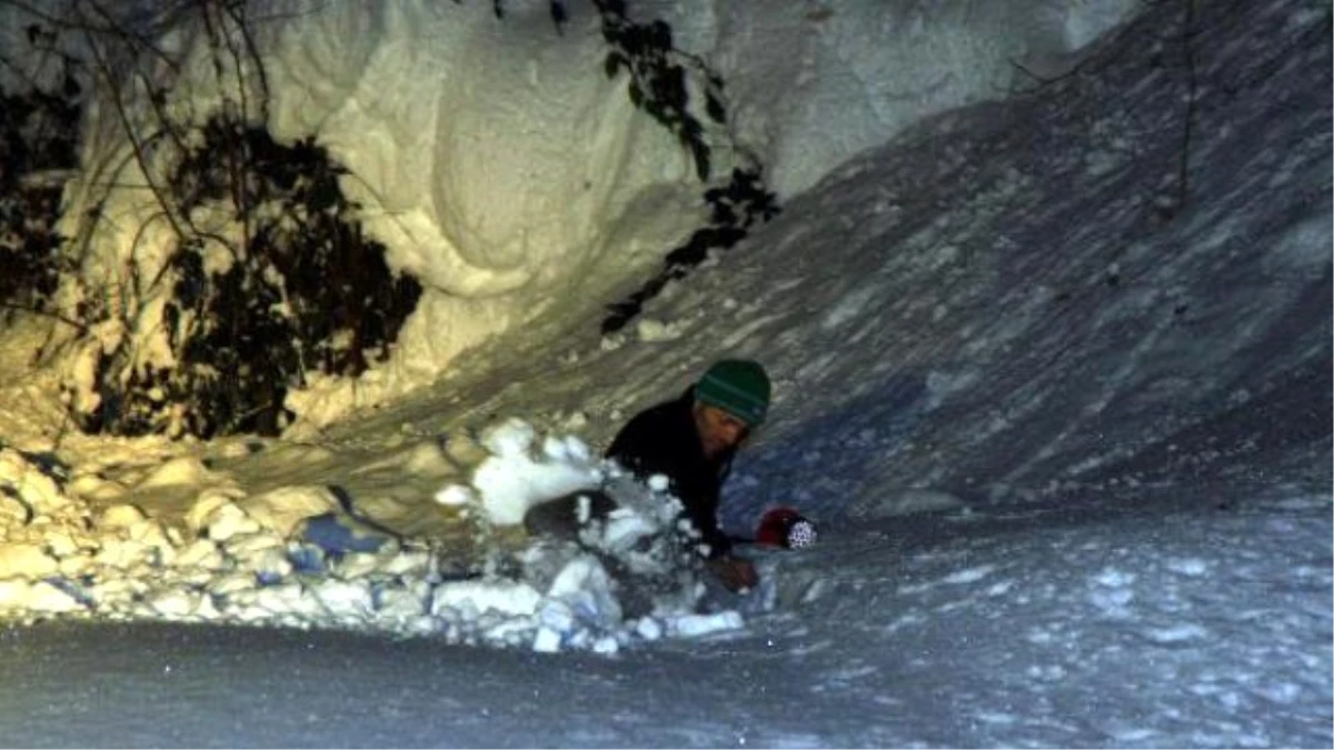 Üzerine Sıcak Su Dökülen Kızı 4 Metre Karda Kurtarma Mücadelesi