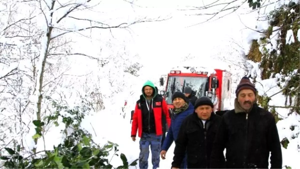 82 Yaşındaki Alzheimer Hastası, Kar Üzerinde Sedye ile Taşınarak Ambulansa Ulaştırıldı