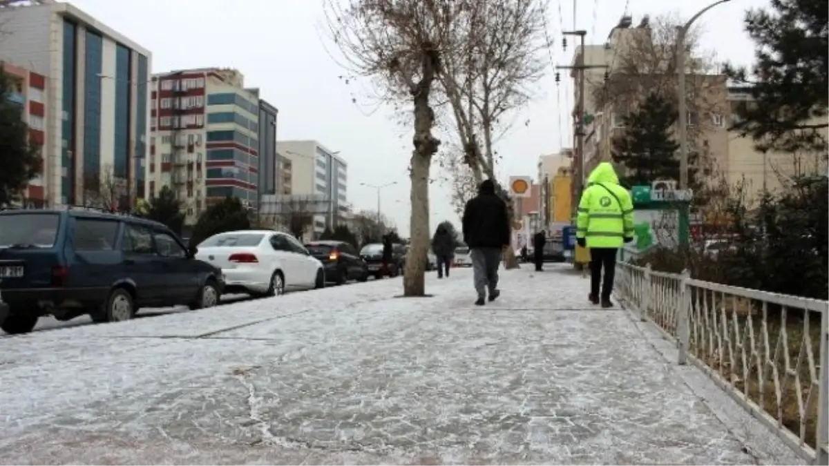 Adıyaman\'da Soğuk ve Buzlanma Hayatı Olumsuz Etkiledi