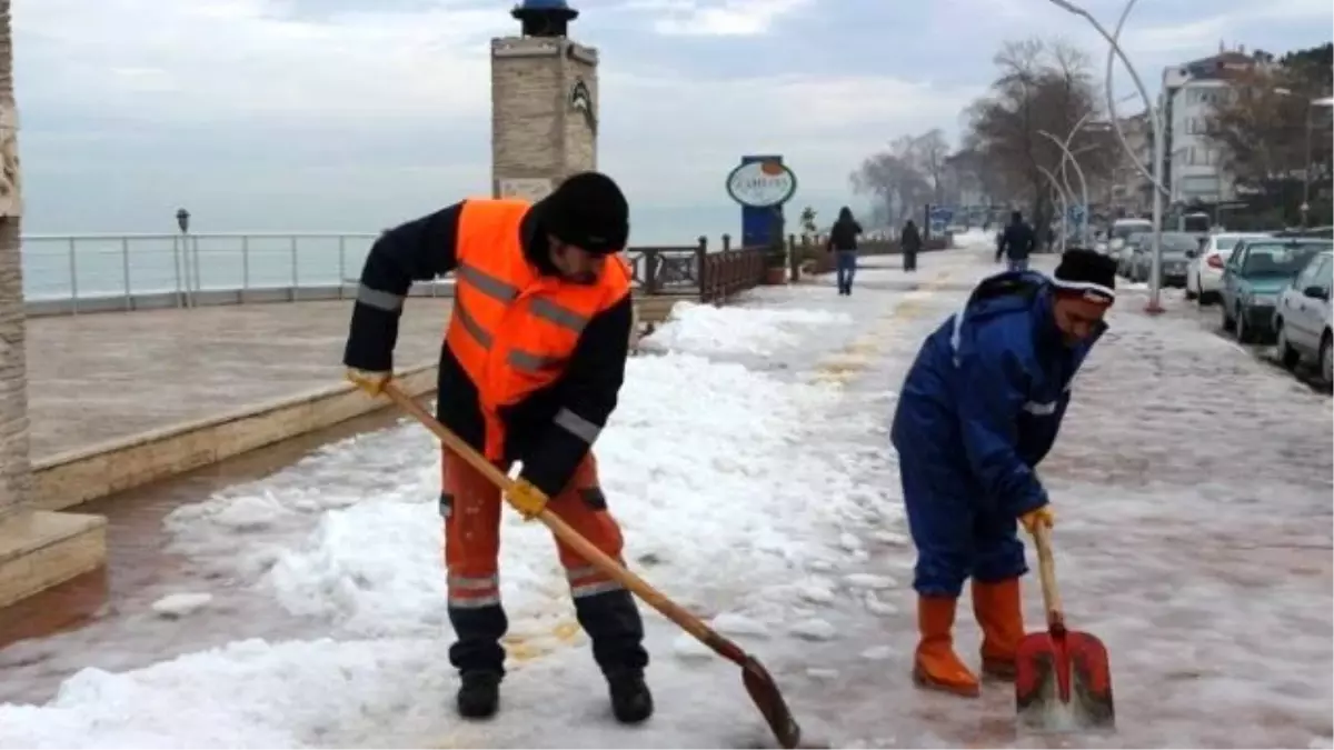 Akçakoca\'da Buz ve Kar Kalıntıları Temizlenmeye Devam Ediliyor