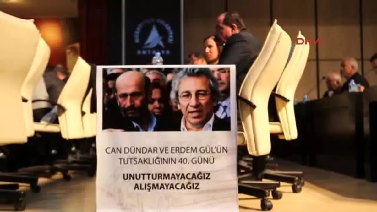 Antalya Can Dündar ve Erdem Gül İçin Belediye Meclisine Döviz