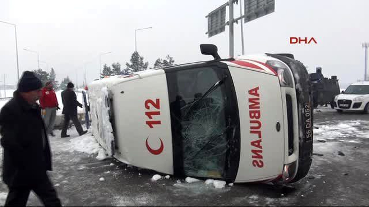Batman - Cenaze Taşıyan Ambulans Takla Attı: 2 Yaralı