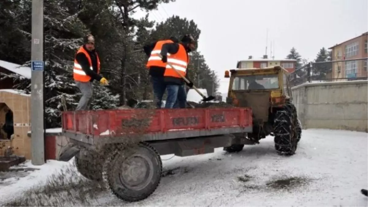 Bayat Belediyesi\'nden Kar Mücadelesi