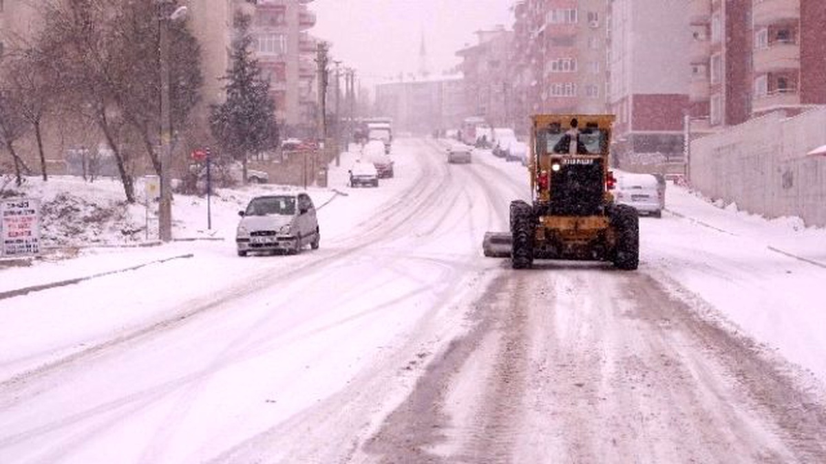 Belediye Karlı Yollar Tuzlama Çalışmaları Yapıyor