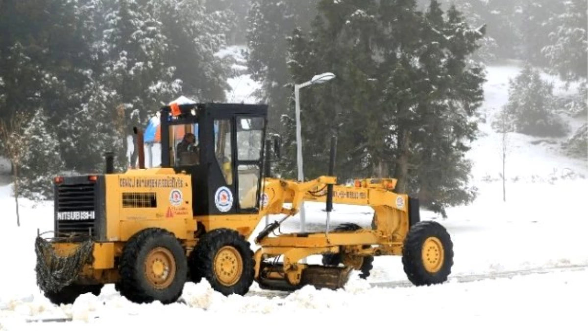 Büyükşehir Belediyesi Karla Mücadele Ediyor