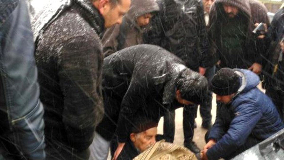 Buzlanan Yolda Otomobilin Çarptığı Yaya Yaralandı