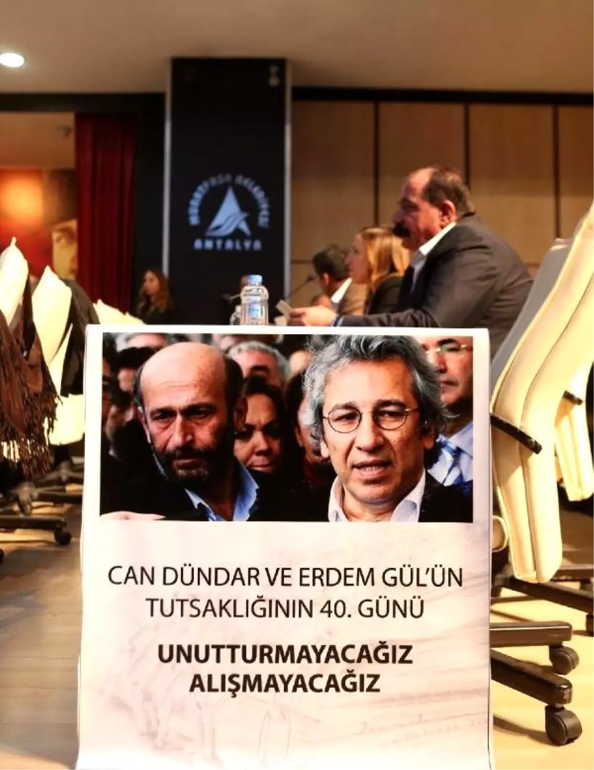 Can Dündar ve Erdem Gül İçin Belediye Meclisine Döviz