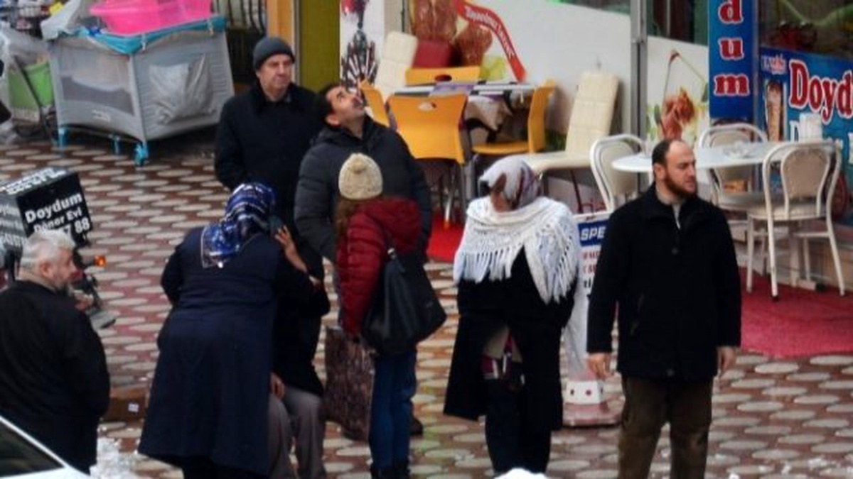 Çatıdan Düşen Kar Kütleleri Korku Dolu Anlar Yaşattı