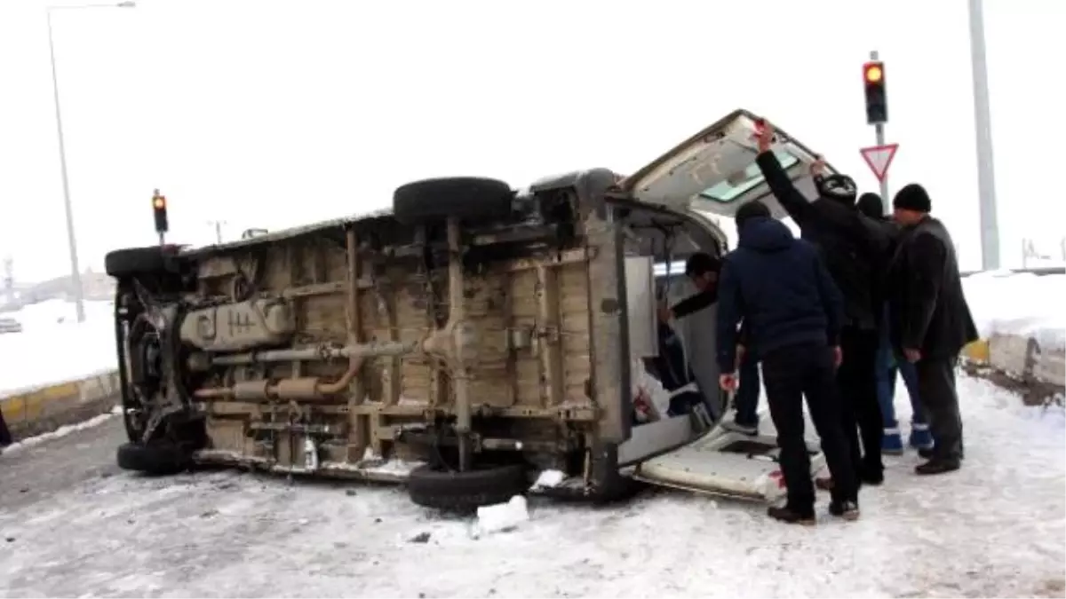 Cenaze Taşıyan Ambulans Takla Attı: 2 Yaralı