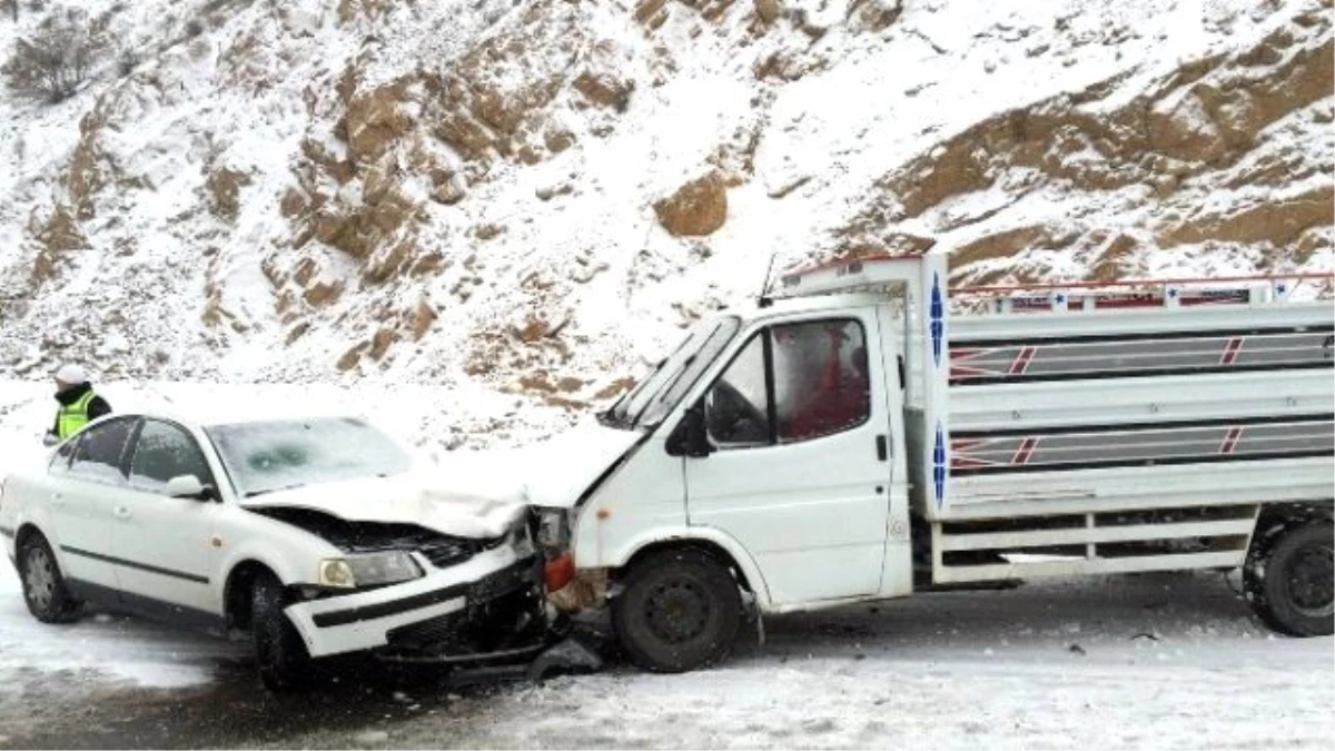 Gümüşhane\'de Trafik Kazası: 2 Yaralı