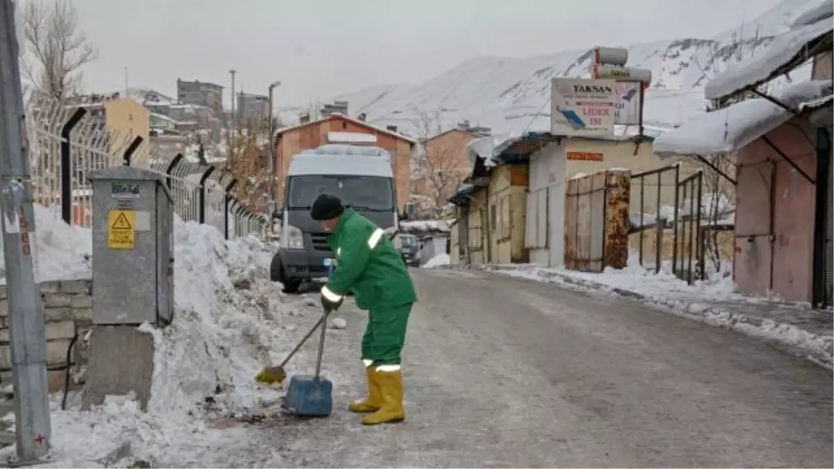 Hakkari Belediyesi İşçilerinin Zorlu Mesaisi