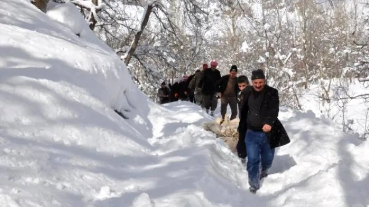 Hakkari\'de Hasta Kişi, Brandayla Karda 500 Metre Çekilerek Ambulansa Ulaştırıldı