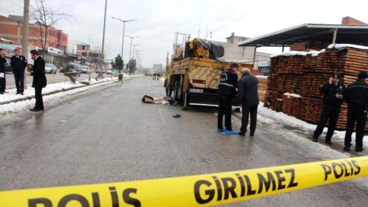 Hareket Halindeki Kamyonun Sürücüsüne Şaka Yaparken Can Verdi