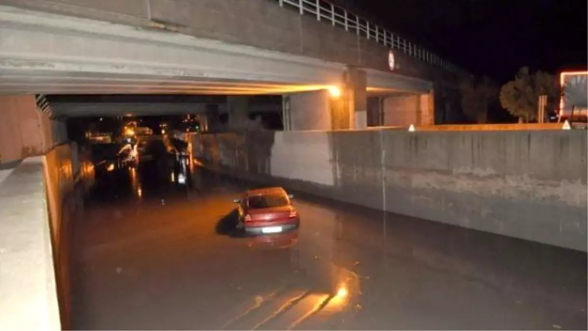 İzmir\'de Altgeçitleri Yine Su Bastı