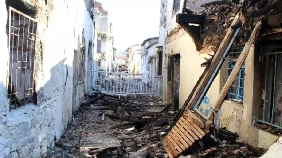 Kuşadası'nda Tarihi Ev Yangınıyla İlgili 1 Kişi Gözaltına Alındı