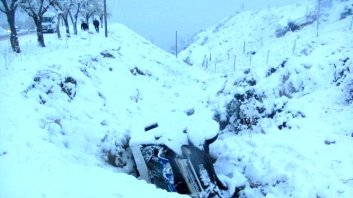 Öğrenci Servisi Şarampole Uçtu: 13 Yaralı