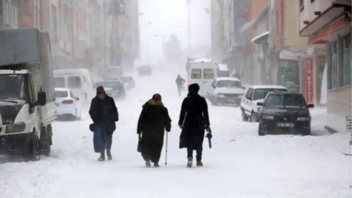 Ordu\'nun Akkuş İlçesi\'nde Okullara Kar Tatili