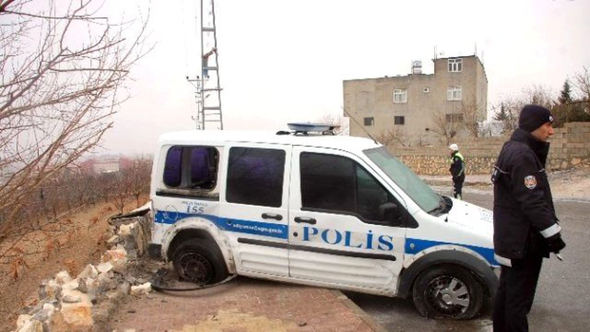 Polis Ekipleri Buzlu Yolda Ölümden Döndü