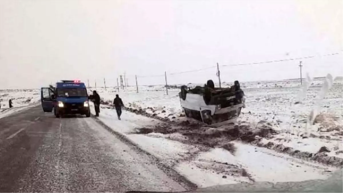 Siverek\'te Öğretmenleri Taşıyan Minibüs Devrildi: 10 Yaralı