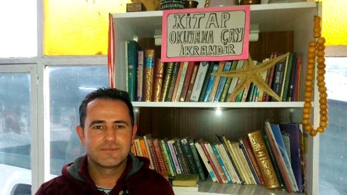 Söke\'deki Bu Kahvehanede Kitap Okuyana Çay Müessesenin İkramı