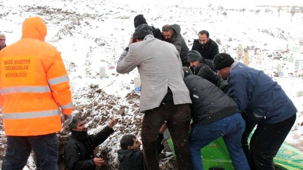 Terör Saldırısında Ölen Kadın Elazığ\'da Toprağa Verildi
