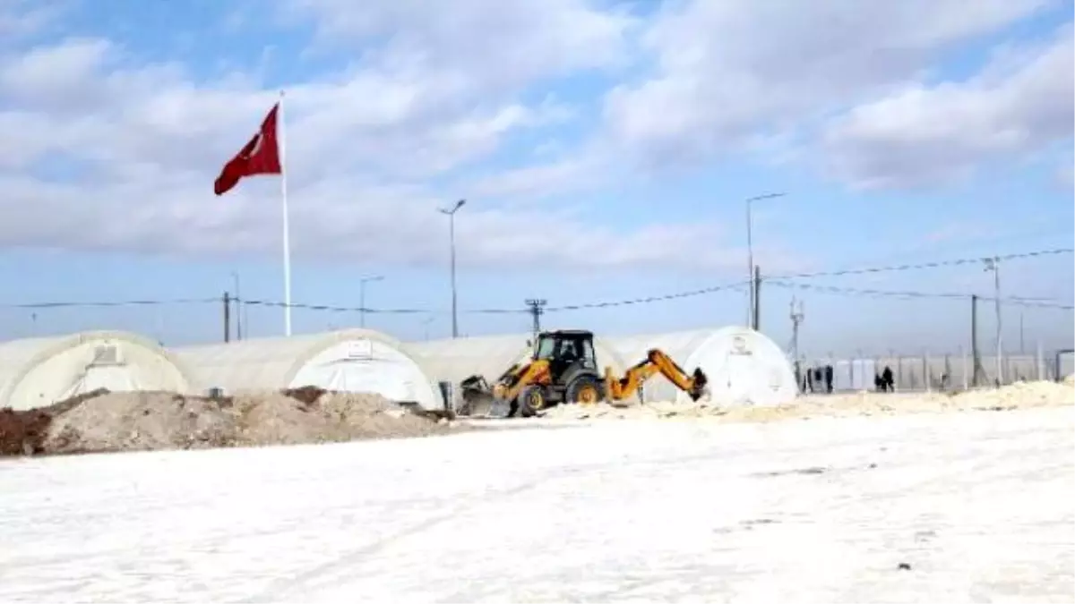 Türkiye\'nin En Büyük Çadır Kentine Suriyeliler İçin Prefabrik Hastane