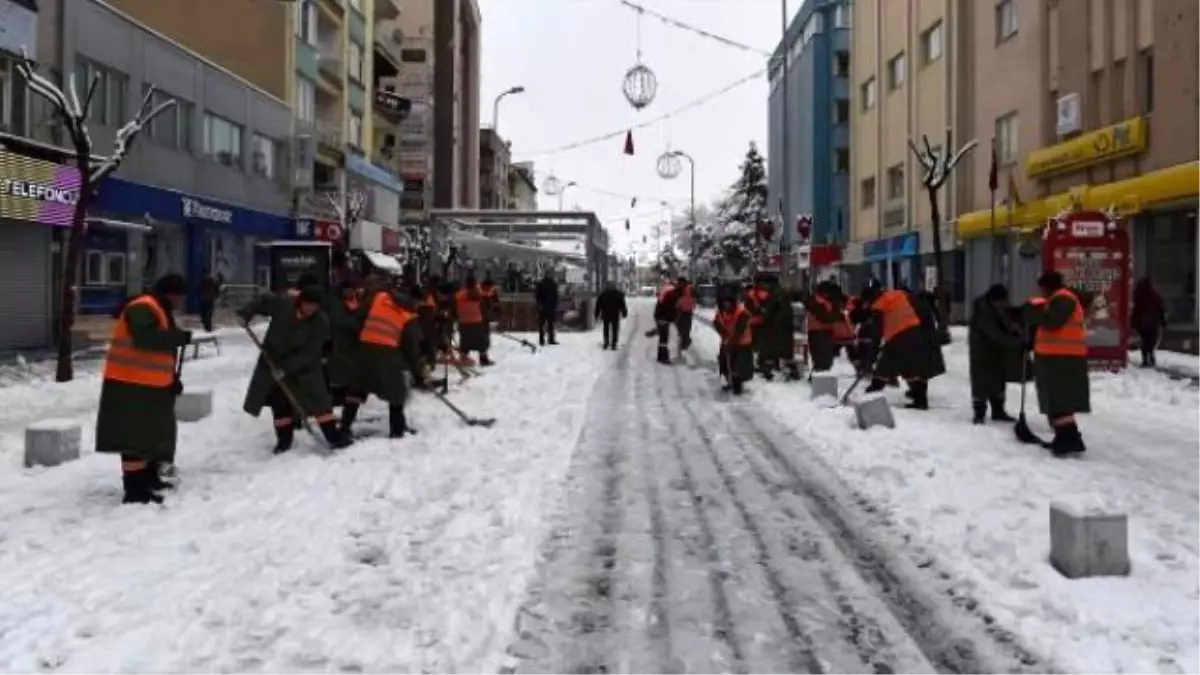 Uşak\'a Yılın İlk Karı Yağdı, Okullar Tatil Edildi (2)