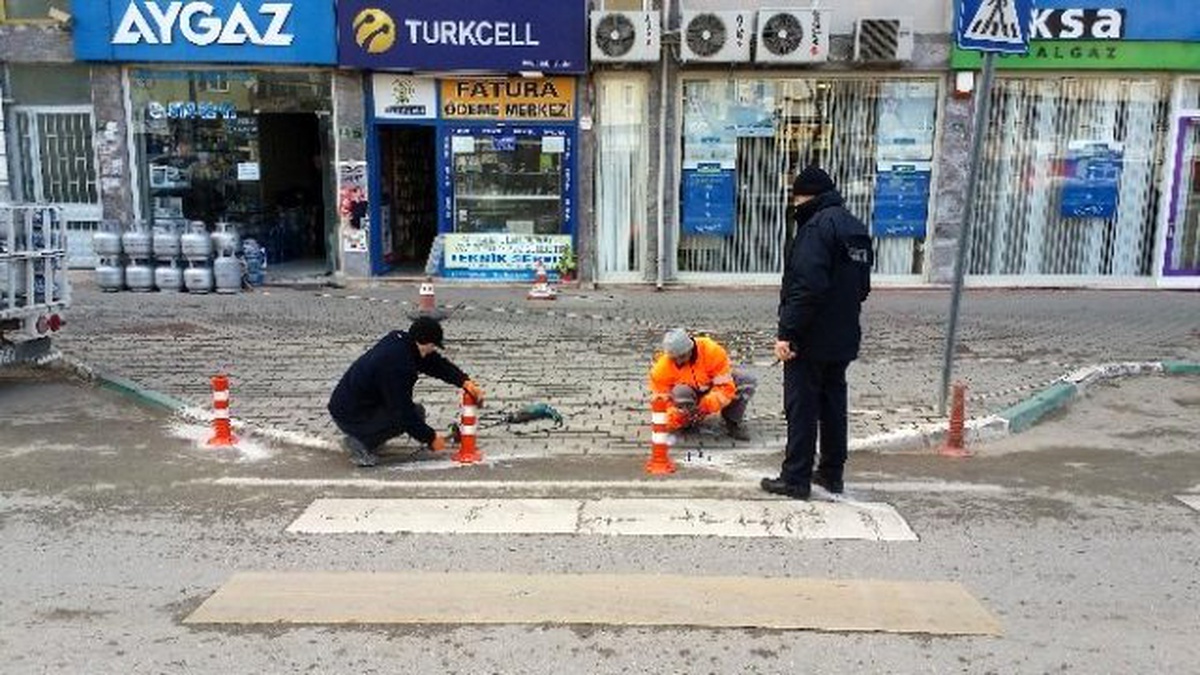 Yaya Kaldırımlarını İşgale \'Delinatör\'lü Çözüm