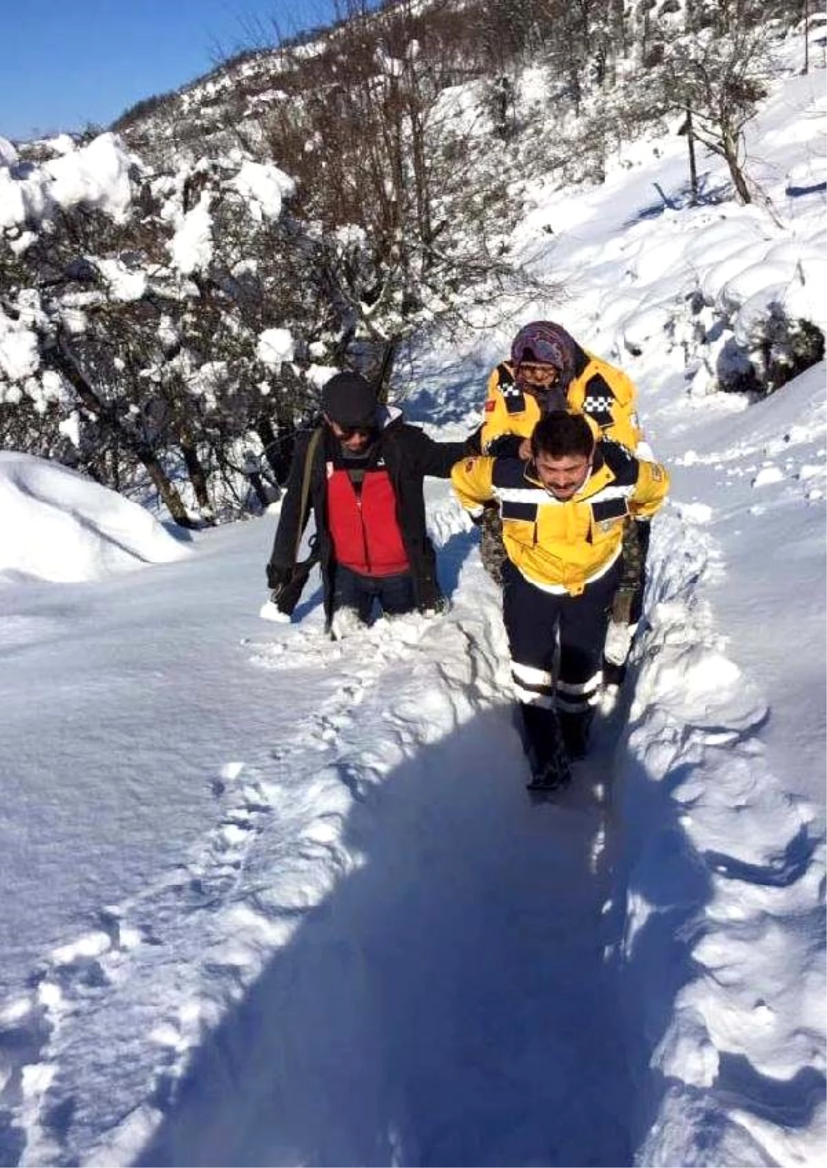 Yol Kardan Kapanınca 112 Çalışanı Hastayı Sırtında Taşıdı