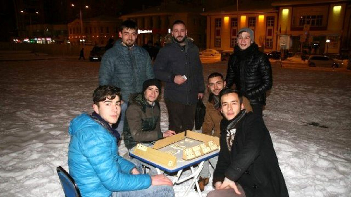 Yozgat\'ta Gençler Kar Üzerinde Okey Oynayıp Eğlendi