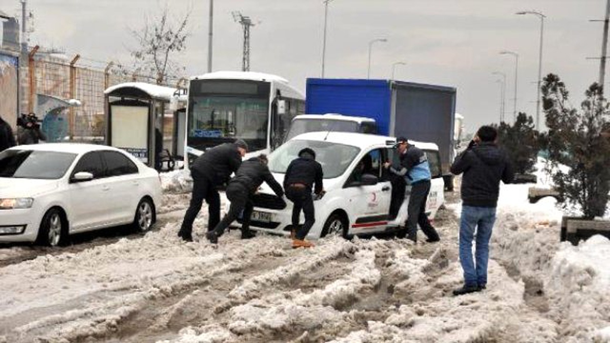 Zonguldak\'ta Kar Pazaryerinin Çatısını Yıktı