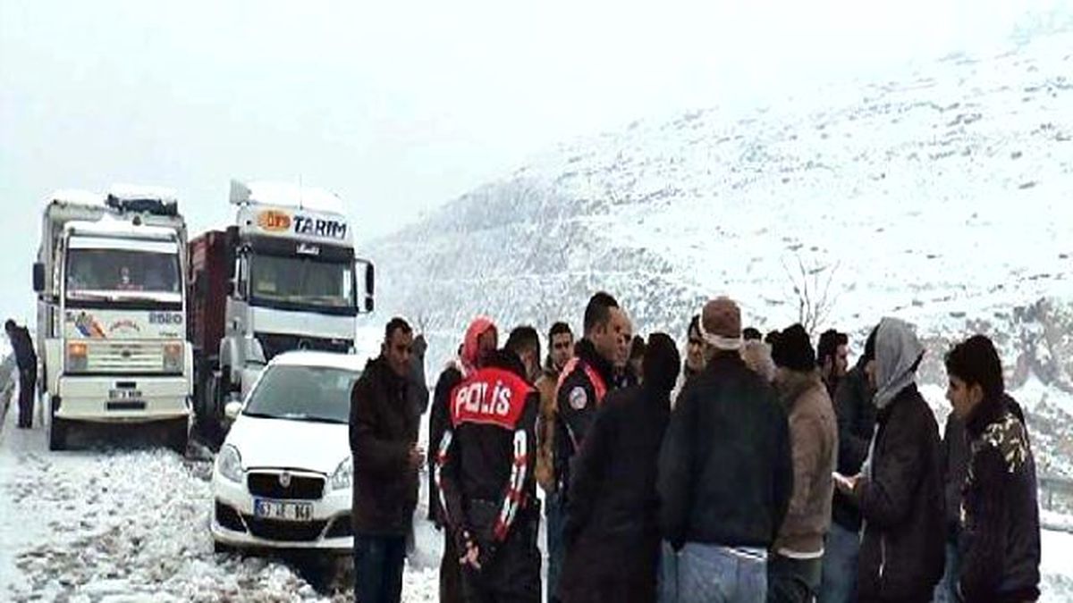 Asfalt İsteyen Mahalleli Karlı Yolda Oturma Eylemi Yaptı