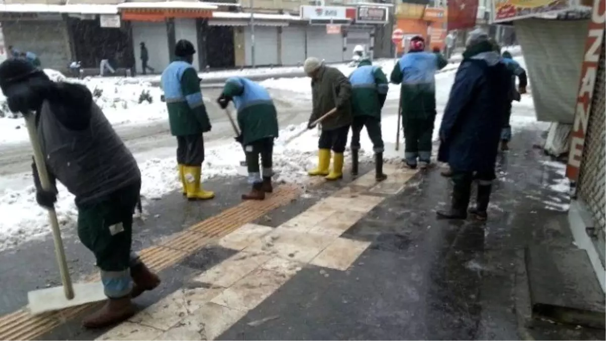 Buzlanan Yollar Temizleniyor