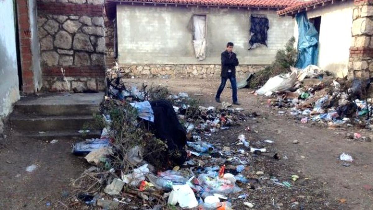 Çeşme\'de Sığınmacıların Yaşadığı Alanlar Çöp Yuvasını Döndü