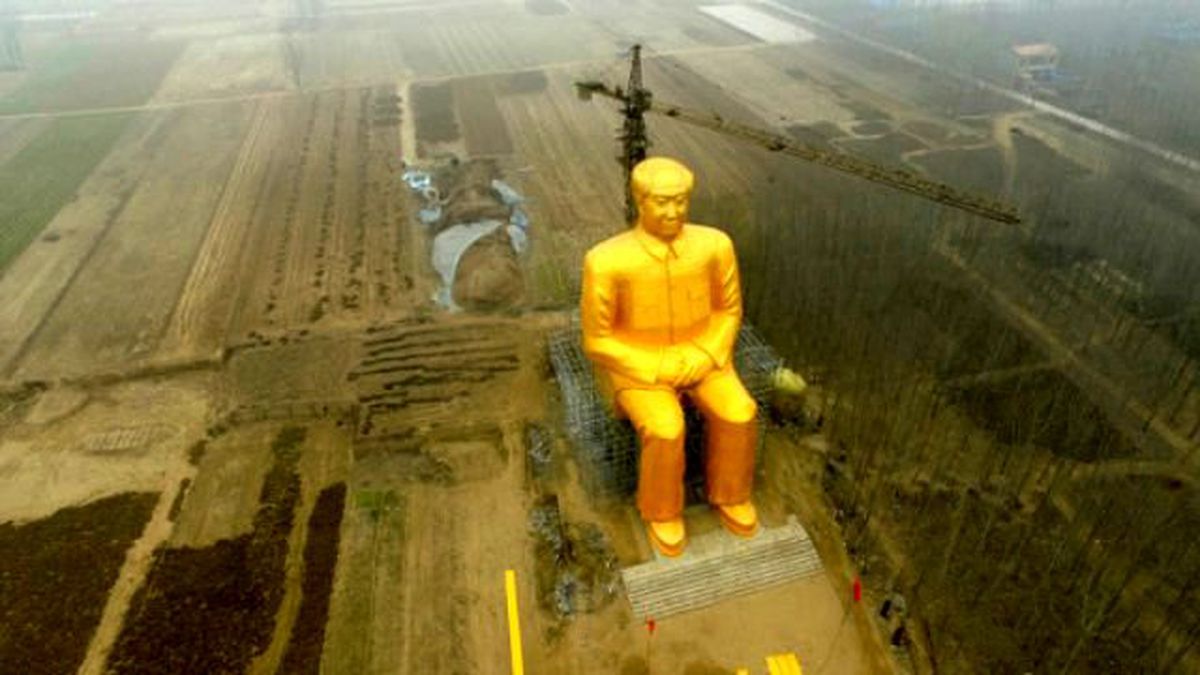 Çinliler, Mao Zedong'un 36 Metrelik Sarı Yaldızdan Heykelini Yaptı