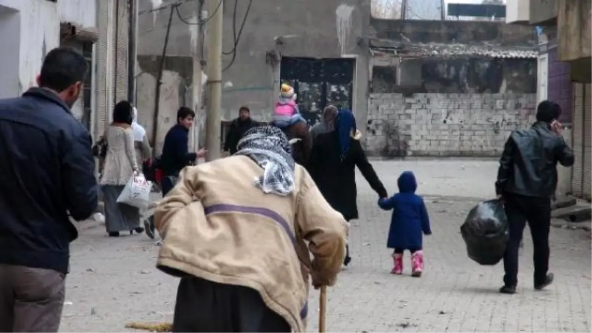 Cizre\'de Çatışmalar Sürüyor, Bazı Aileler Camiye Sığındı