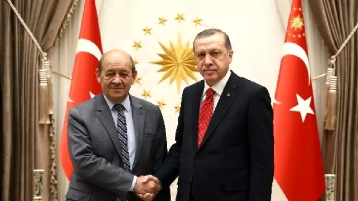 Cumhurbaşkanı Erdoğan Fransa Savunma Bakanı Le Drian\'ı Kabul Etti