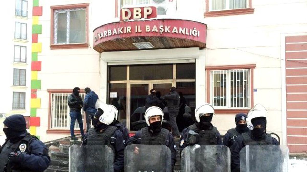 DBP Diyarbakır İl Binasına Polis Baskını