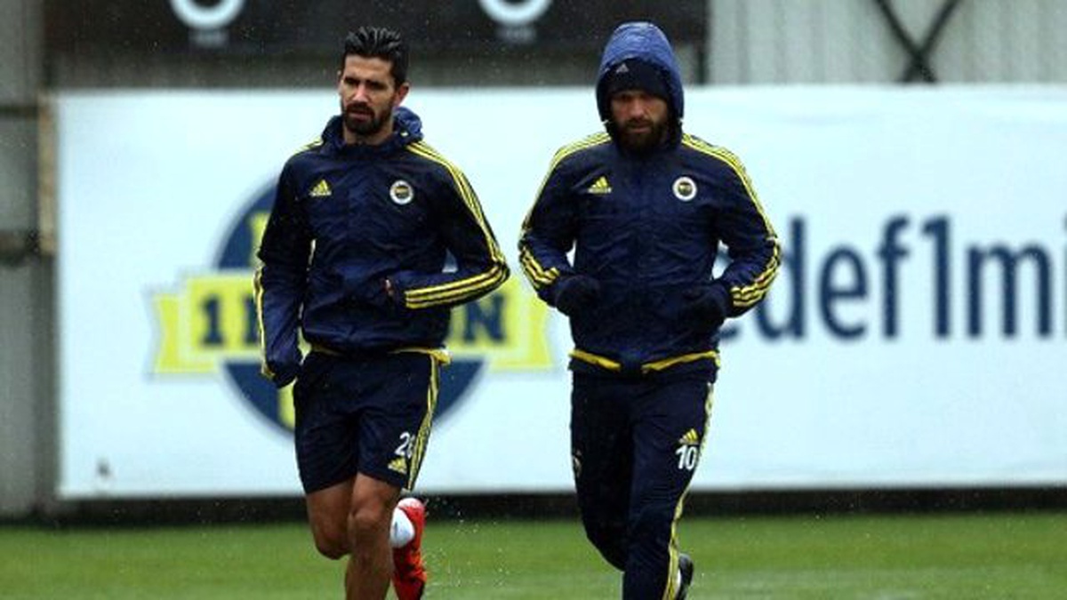 Fenerbahçe\'de Diego ve Van Persie Takımdan Ayrı Çalıştı