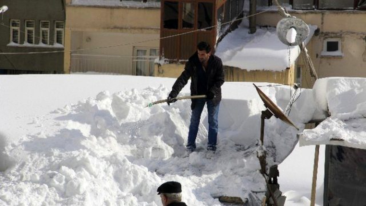 Hakkari\'de Kapanan Köy Yolları Yeniden Açılıyor
