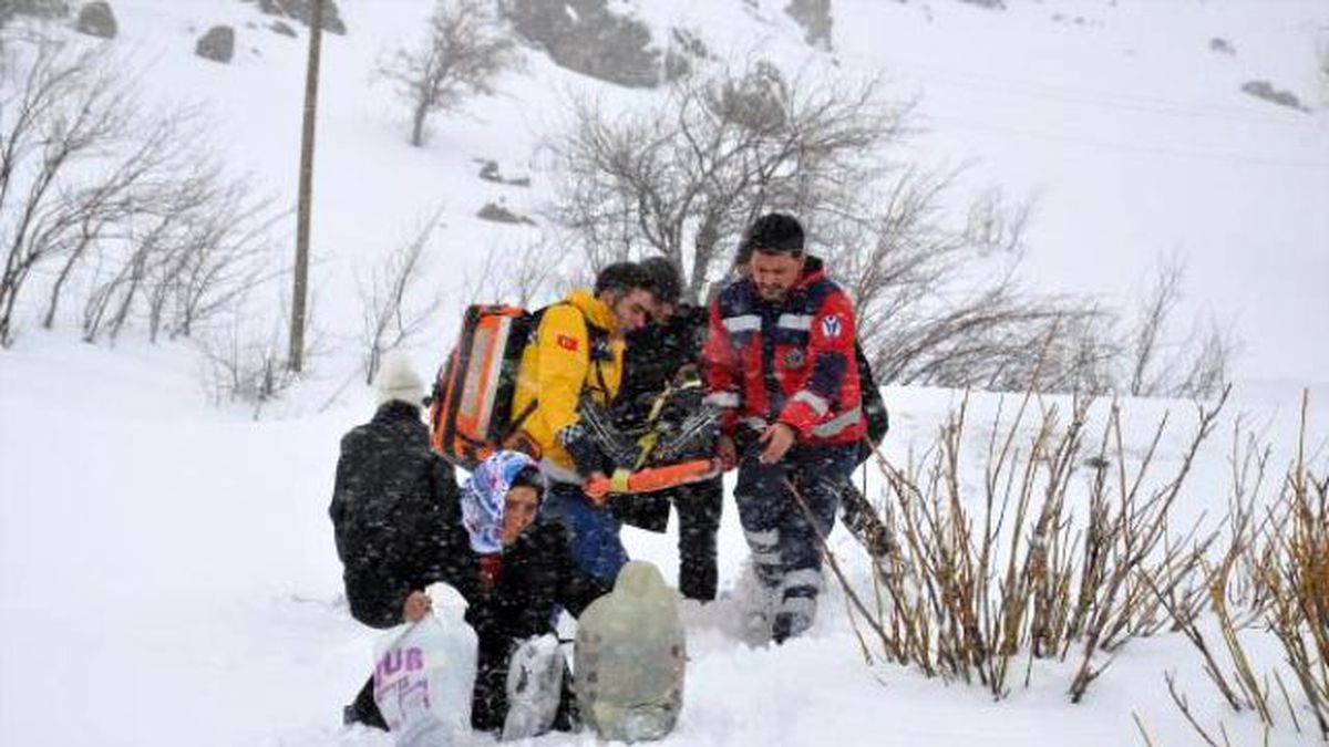 Hakkari\'de Karda Hasta Kurtarma Operasyonu
