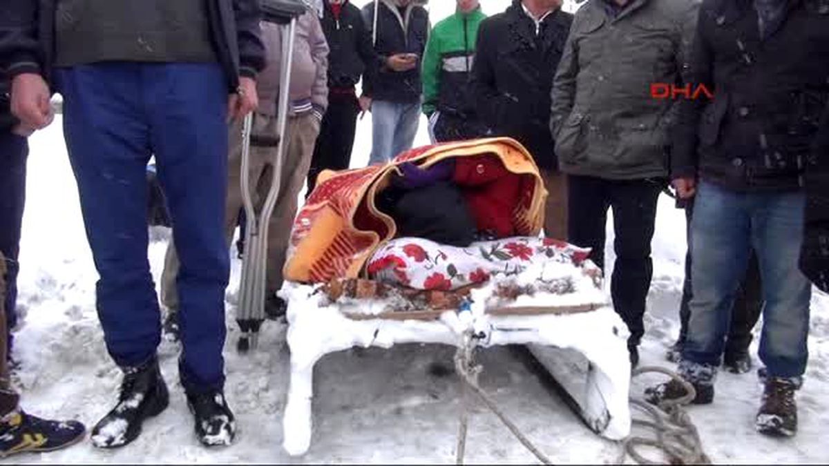 Hakkari\'de Karda Hasta Kurtarma Operasyonu